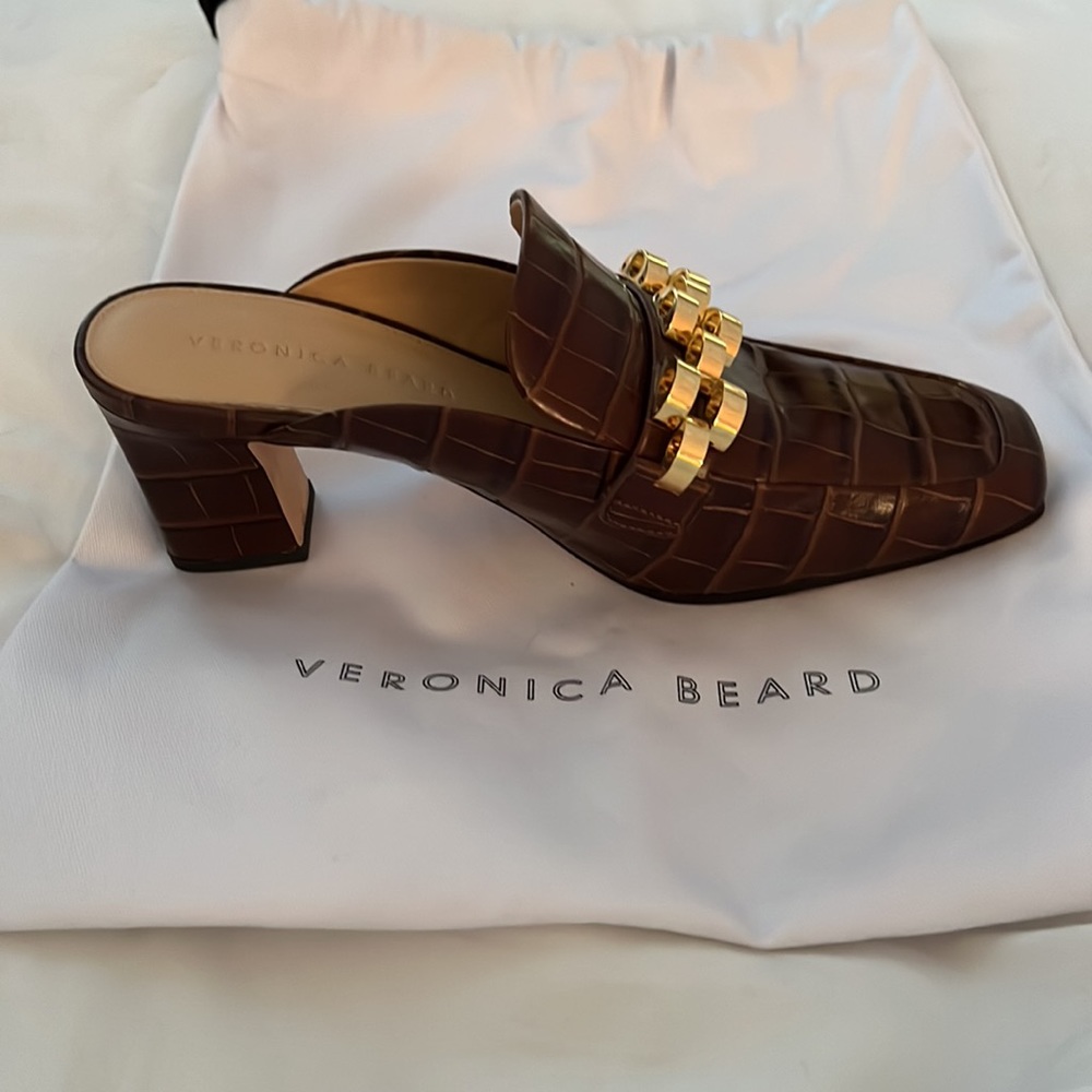 Chic Veronica Beard Bera Mules with gold chain Size 8